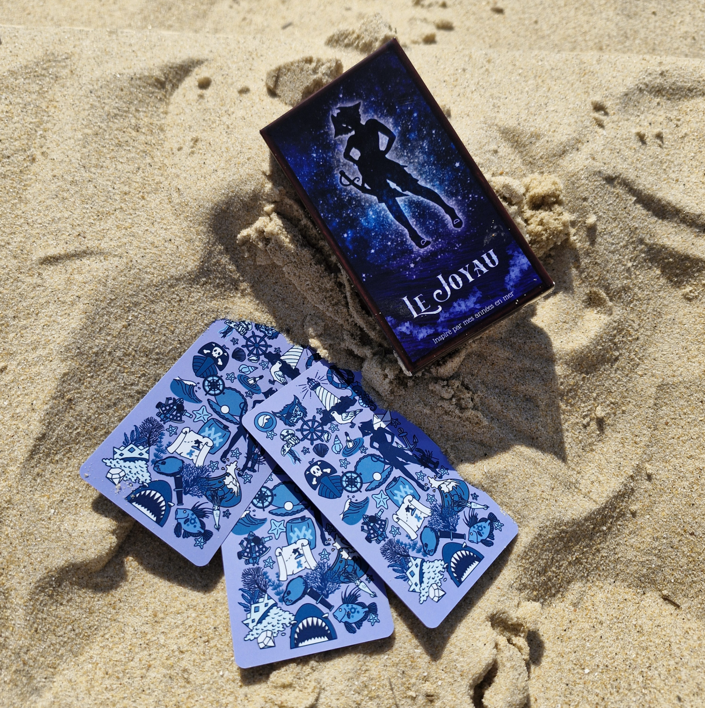 Jeu de cartes original à offrir posé sur le sable